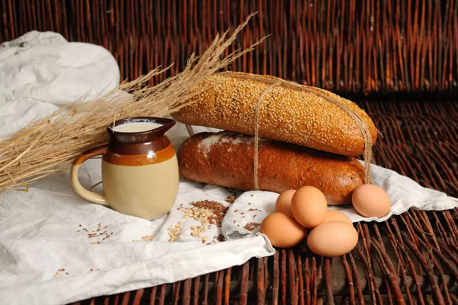 Rustiek brood, melk en eieren
