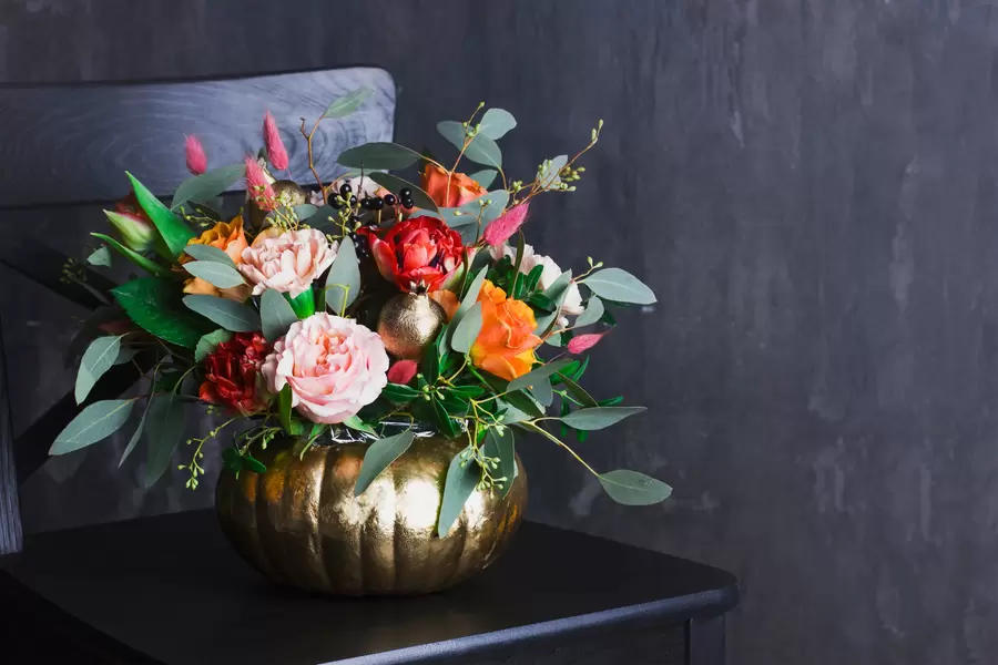 Buquê de flores em uma cadeira preta