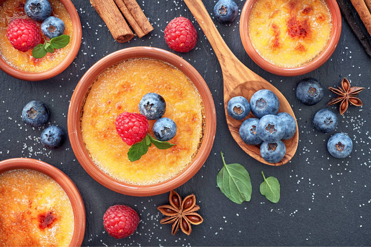 Creme brulee with raspberries and blueberries