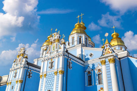 Златокуполният манастир "Свети Михаил"