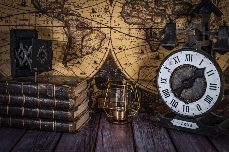 الكتب والساعات القديمة على خلفية من البطاقات