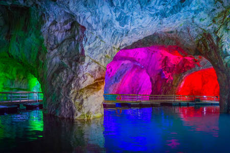 Затопленные пещеры в парке «Рускеала»