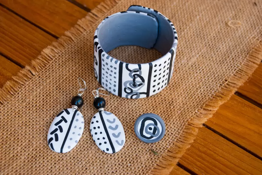 Handgemaakte armband en oorbellen