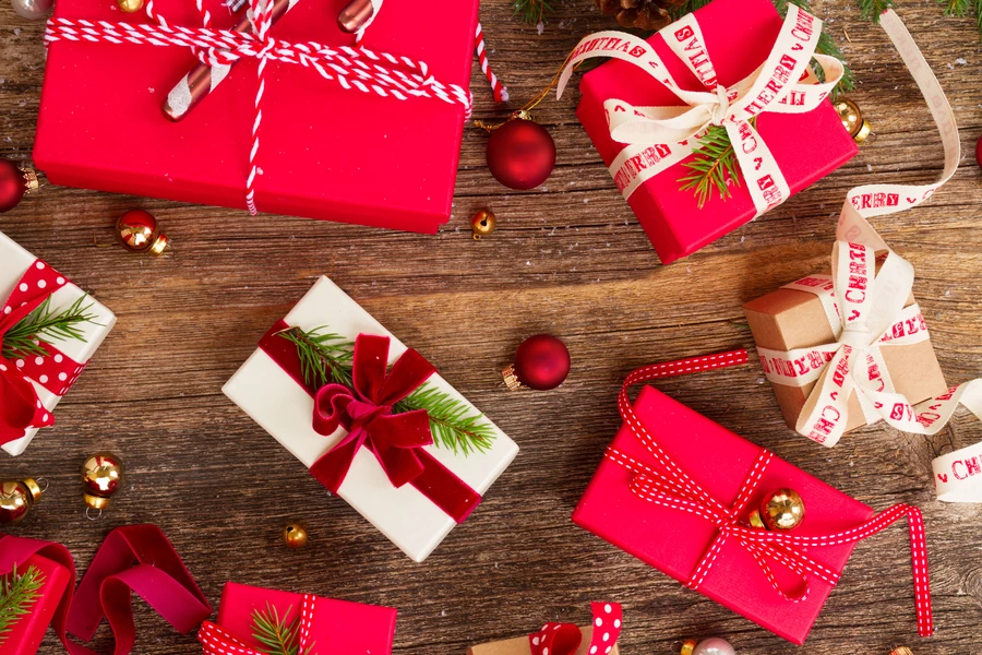 Cadeaus en kerstspeelgoed op tafel