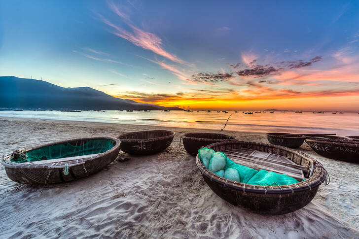 Łodzie na plaży w Da Nang