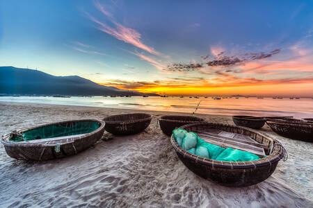 Både på stranden i Da Nang