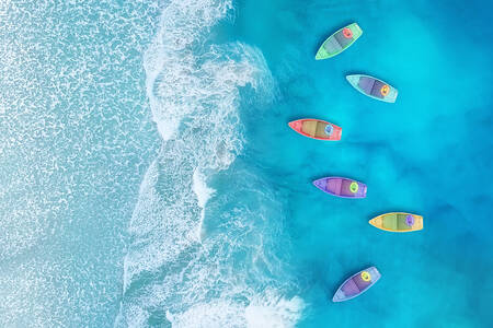 Kleurrijke boten in de zee