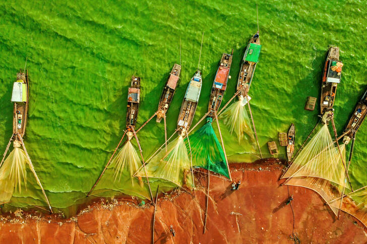 Ovanifrån av traditionella fiskebåtar