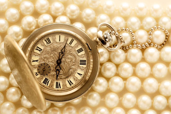 Uhr auf einem Perlenhintergrund