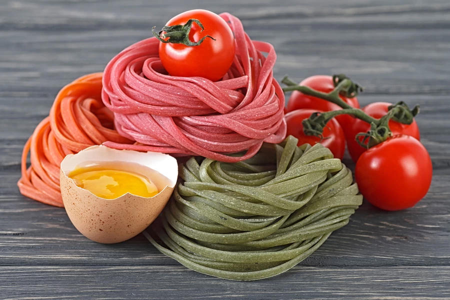 Mitmevärviline pasta laual
