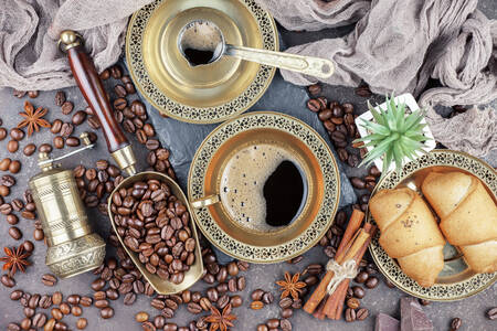 Café em uma xícara e grãos de café