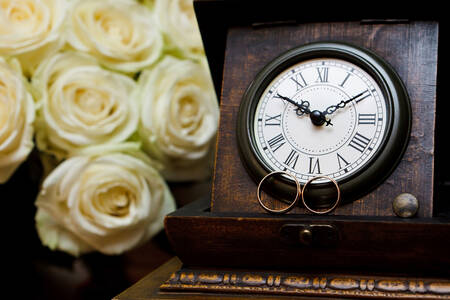 Anéis de casamento e relógios