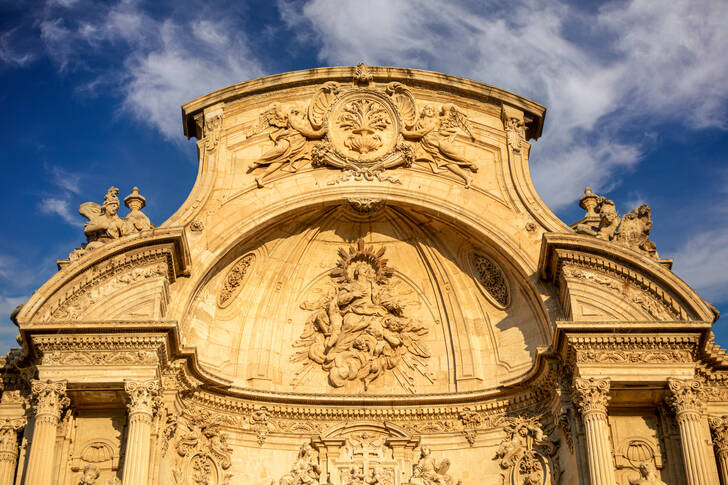 Gevel van de kathedraal in Murcia