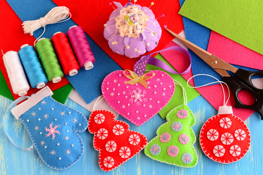 Jouets en feutre du Nouvel An