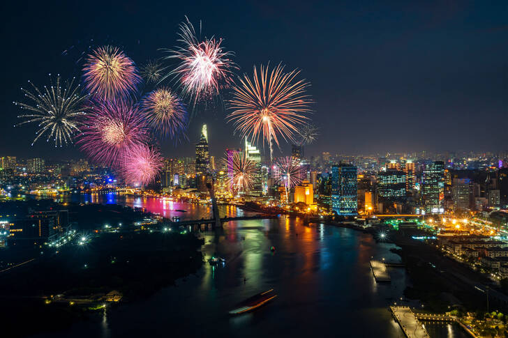 Fogos de artifício sobre a cidade de Ho Chi Minh