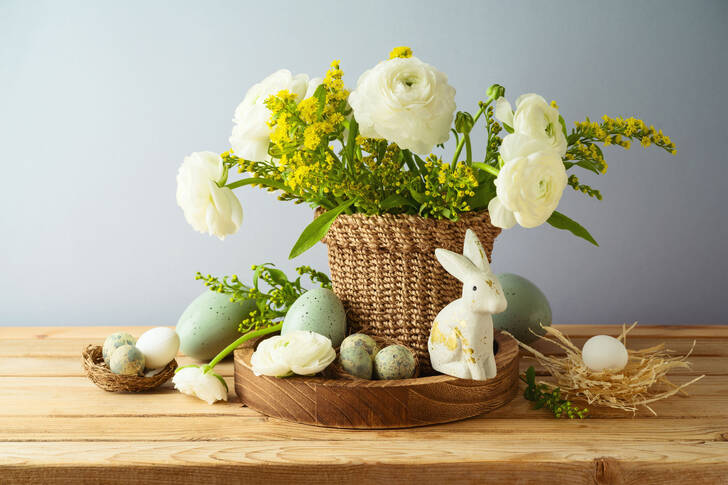 Boeket bloemen en eieren op tafel