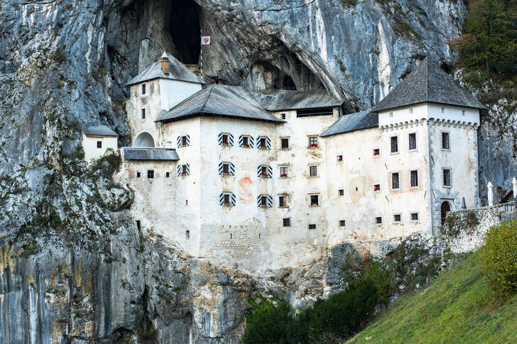 Zamek Predjama w górach