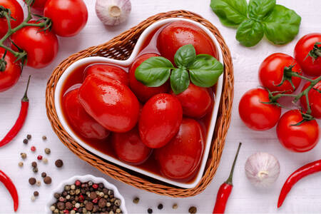 Dosen- und frische Tomaten