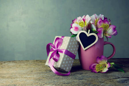 Blommor i en kopp och en present