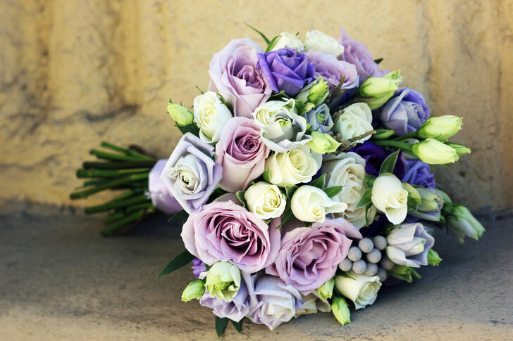 Bouquet de la mariée contre le mur