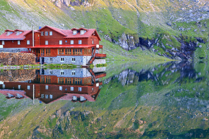 Una casa junto al lago de montaña