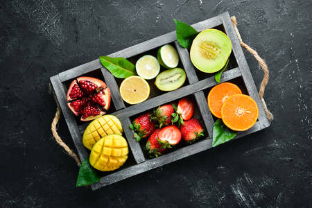 Fruits dans une boîte sur la table