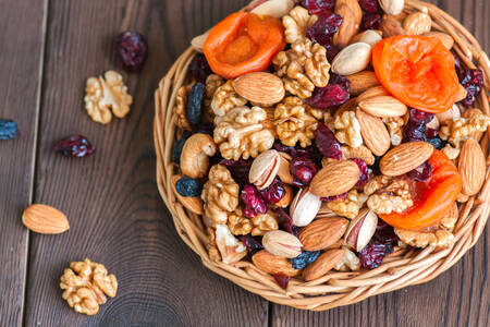 Kacang dan buah kering dalam mangkuk kayu