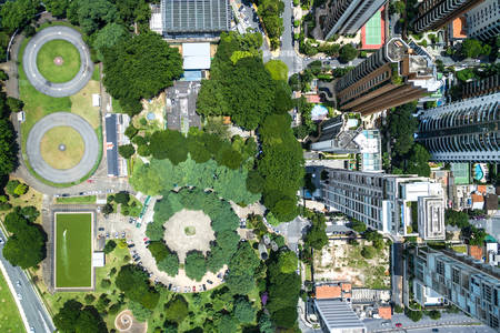 Vedere de sus a clădirilor și parcului din Sao Paulo