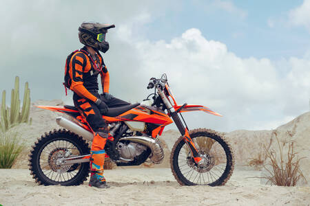 Motocycliste avec une moto