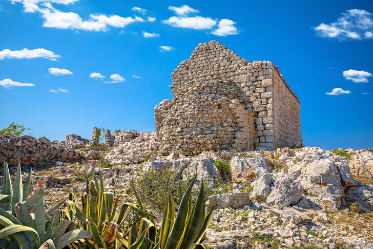 Rovine di una chiesa di pietra a Lubenice