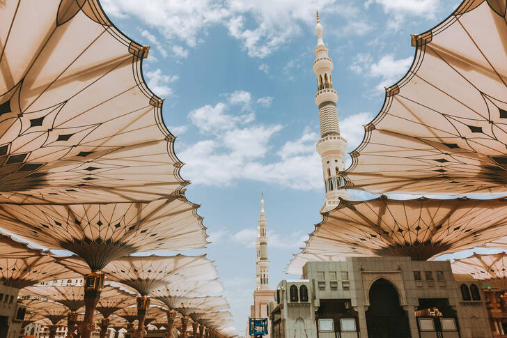 Velké deštníky poblíž mešity Al-Masjid an-Nabawi