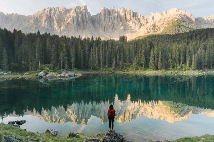 Danau Lago di Carezza di Pegunungan Dolomit
