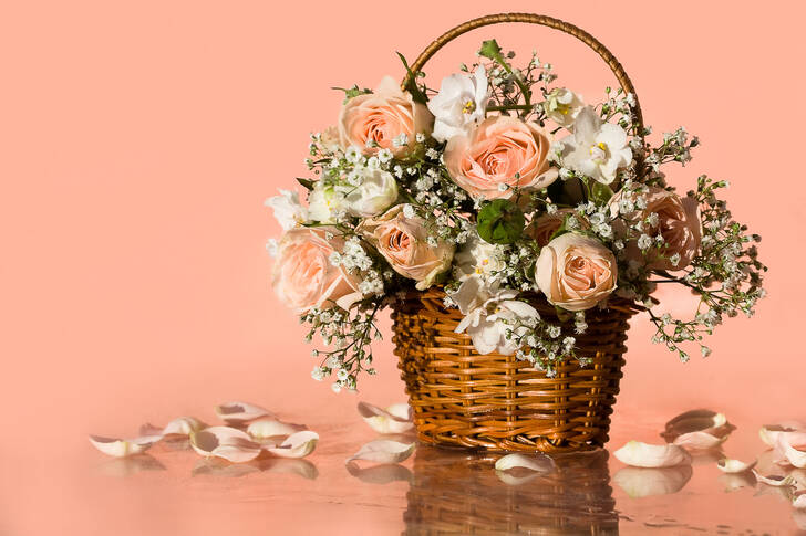 Bouquet of roses in a basket