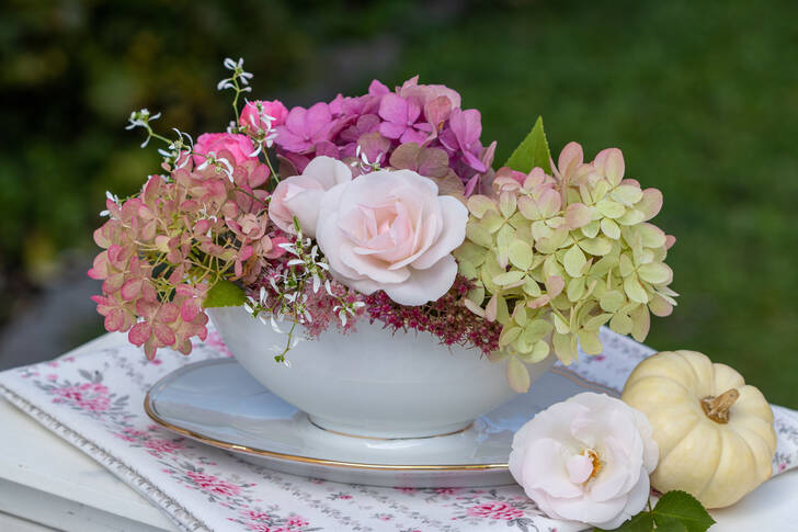 Composition with roses and hydrangeas