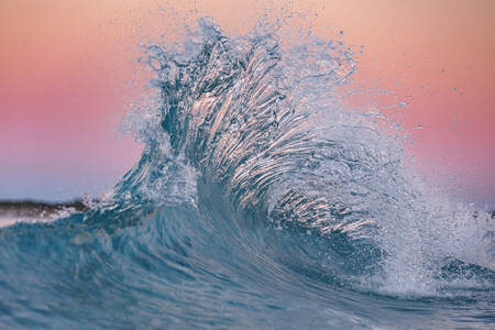 Vlna proti obloze při západu slunce