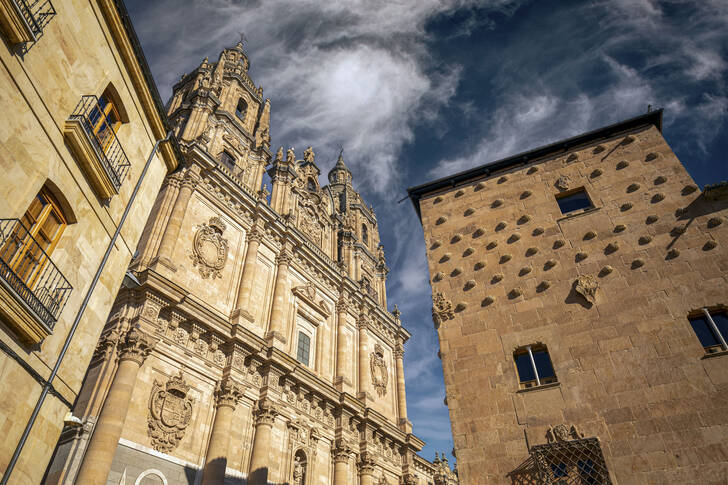 La facciata della chiesa di La Clerecía e della Casa de las Conchas a Salamanca