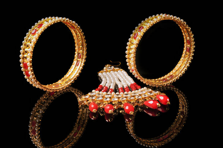 Bracciali e ciondolo d'oro