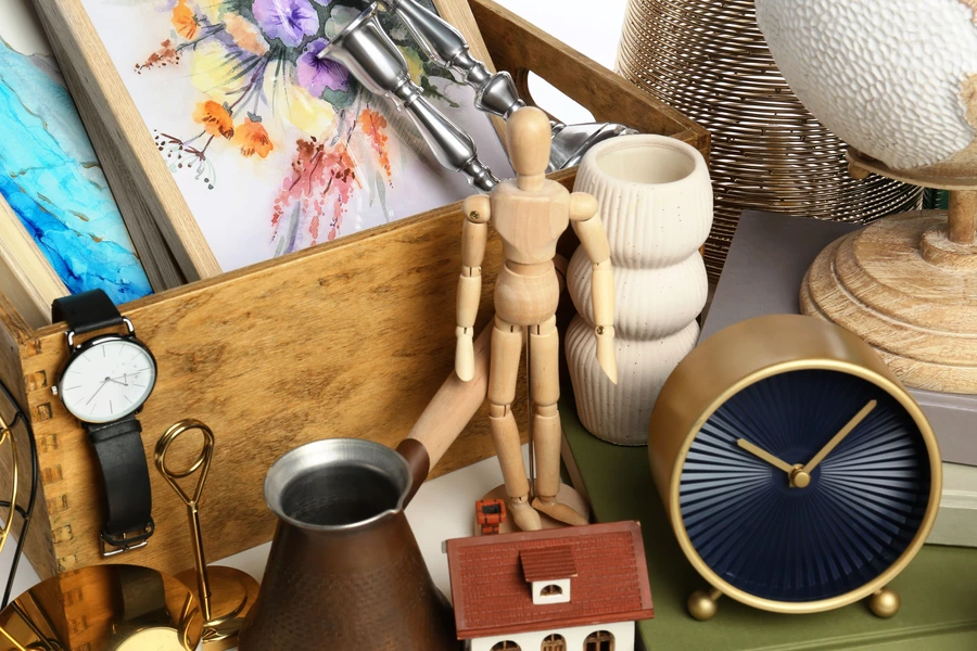 Mannequin en bois, horloge, peintures