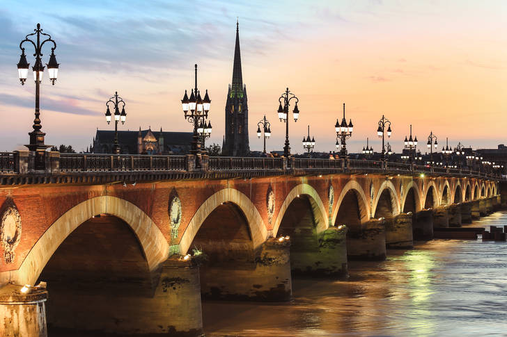 Most Pont de Pierre při západu slunce