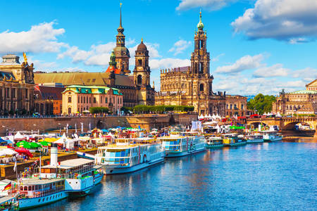 Uitzicht op de waterkant in de stad Dresden