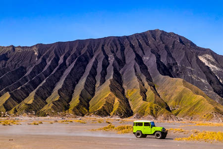 Groene jeep bij Bromo-vulkaan