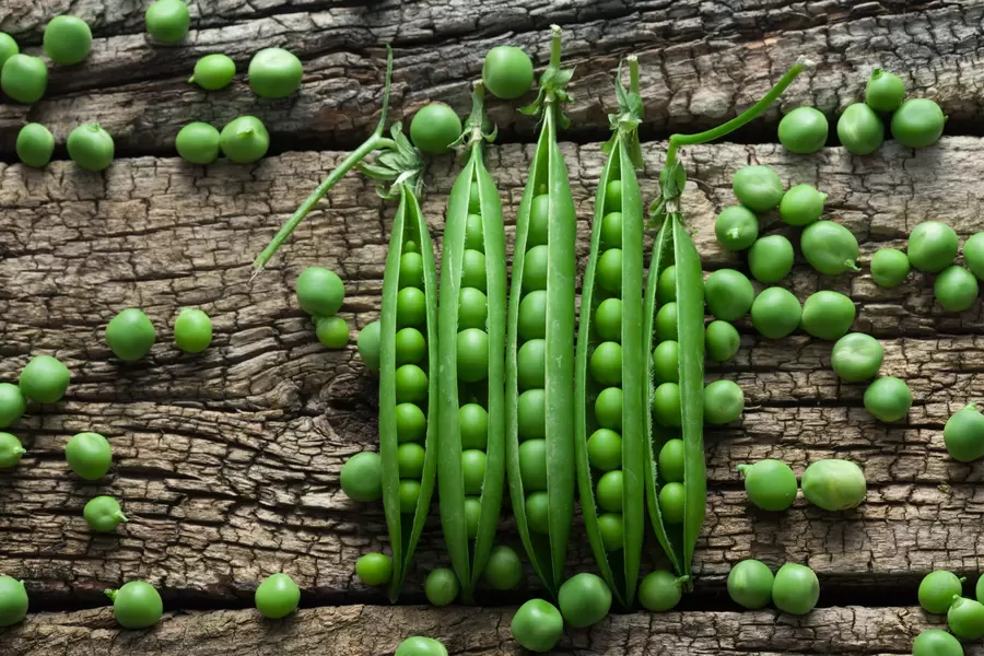 Groene erwten op houten achtergrond