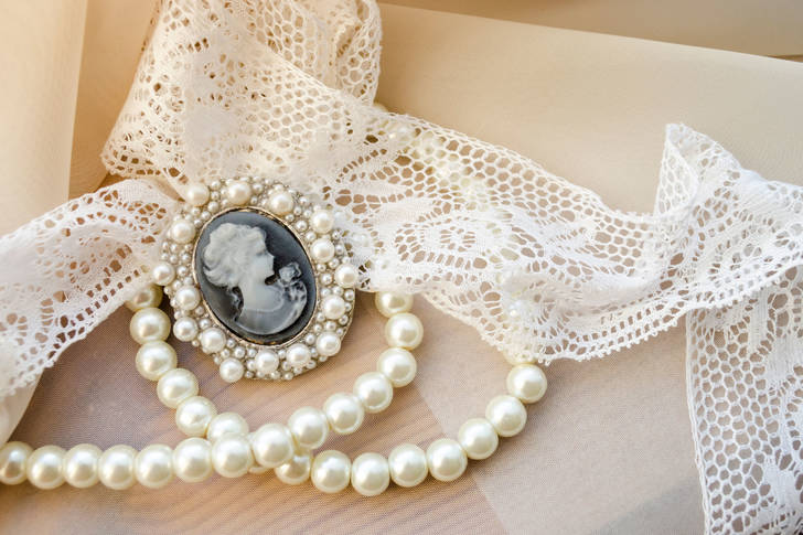 Vintage cameo with pearls