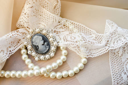 Kamea w stylu vintage z perłami