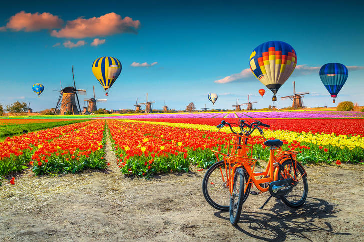 Hőlégballonok Kinderdijk falu felett