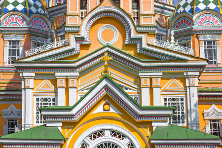 Фасада на катедралата "Възнесение Господне" в Алмати