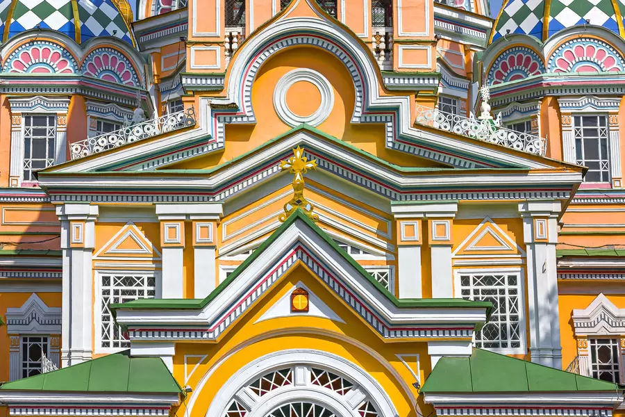 Gevel van de Hemelvaartskathedraal in Almaty
