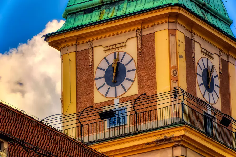 Jam di menara Katedral Santo Yohanes Pembaptis