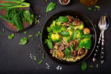 Brokoli, mantar ve kinoa salatası