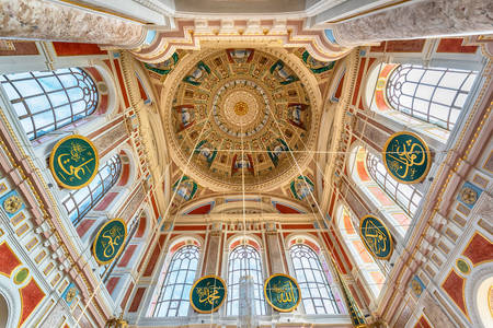 Pemandangan interior kubah Masjid Ortakoy